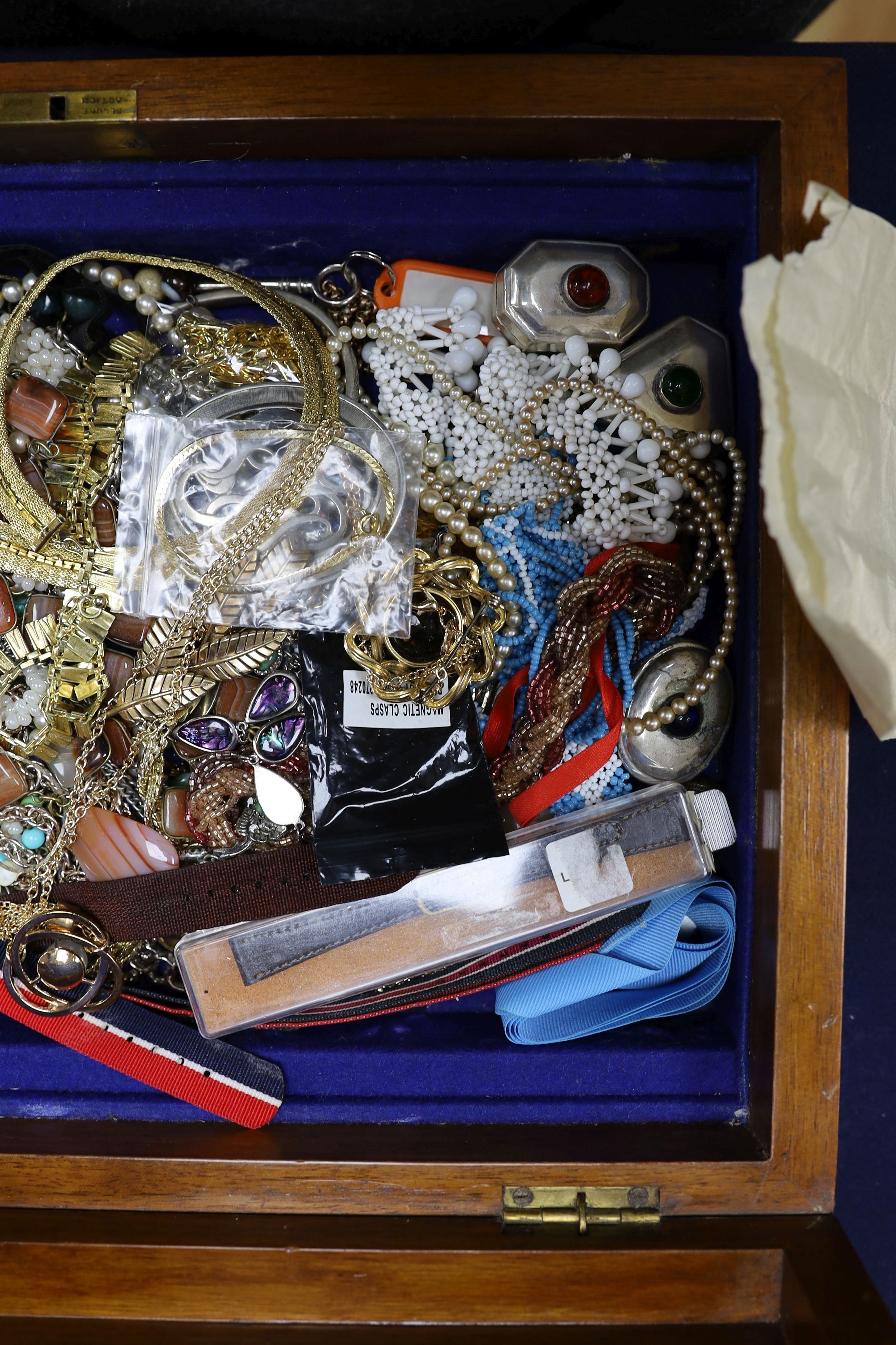 A quantity of assorted costume jewellery.